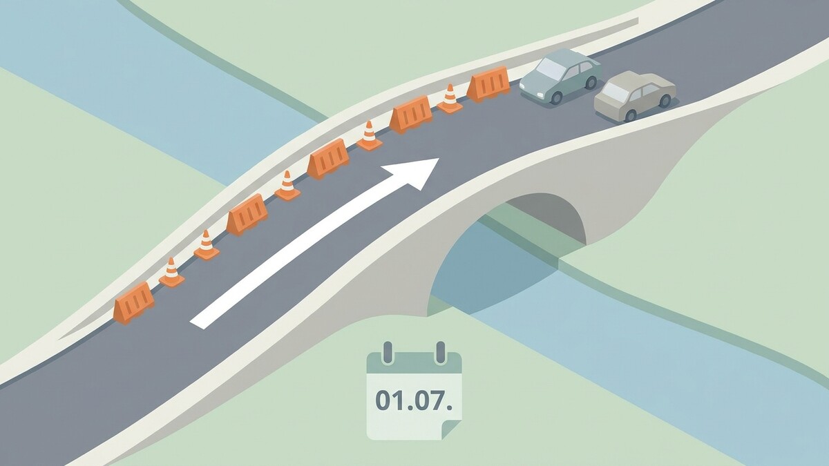 Baustelle auf Brücke mit Verkehrskegeln und Autos, Kalenderblatt 01.07.