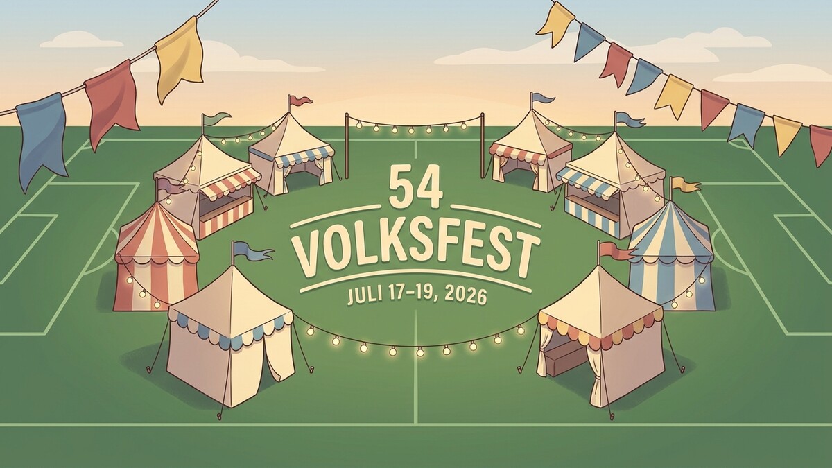 Volksfest mit Buden und Girlanden auf einem Fußballfeld