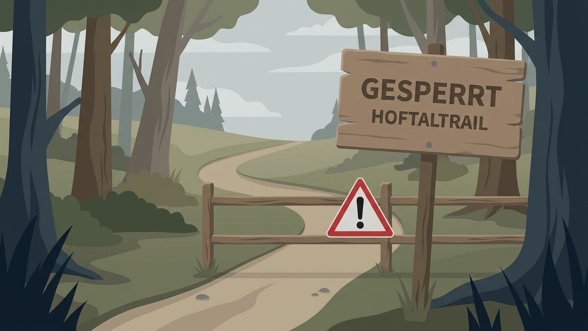 Gesperrt Hoftaltrail: Holzschild mit Warnzeichen und Wegsperre im Wald
