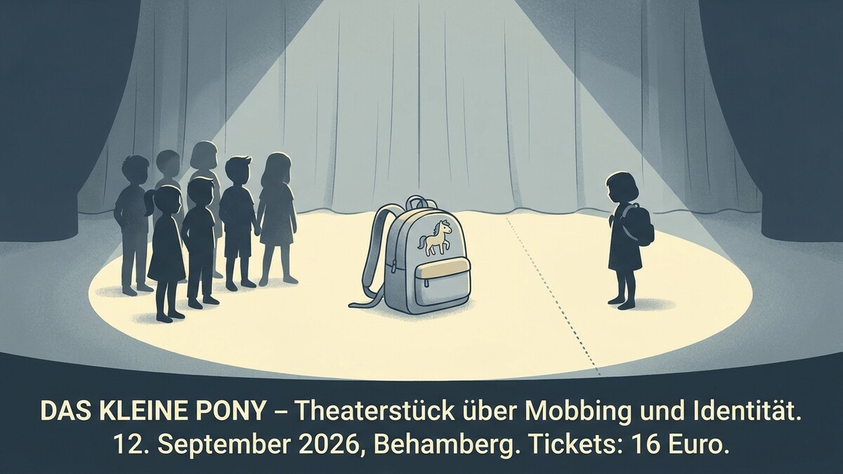 Theaterstück "Das kleine Pony" über Mobbing: Schulrucksack und Kinder auf der Bühne