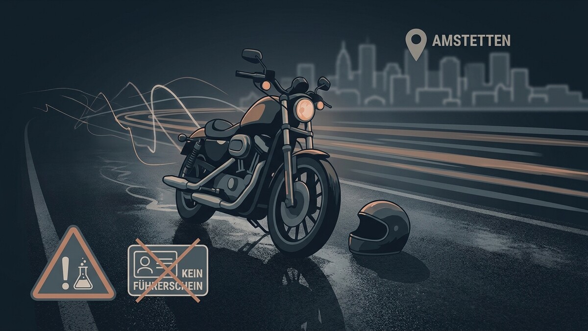 Motorrad mit Helm und Warnschildern in Amstetten, Österreich.