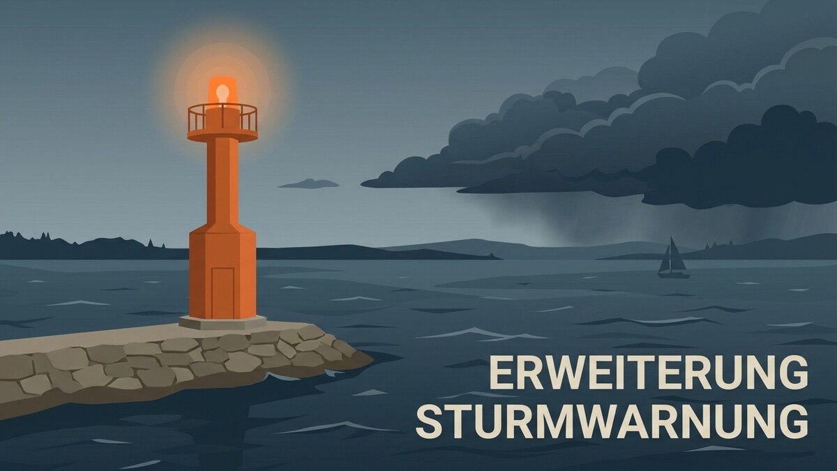 Leuchtturm warnt vor Sturmwarnung mit dunklen Wolken und Segelboot auf stürmischer See