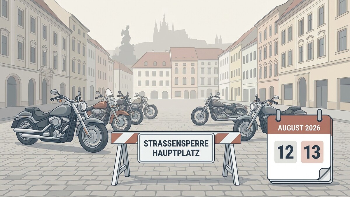 Motorräder vor Absperrung "Strassensperre Hauptplatz" mit Kalender August 2026