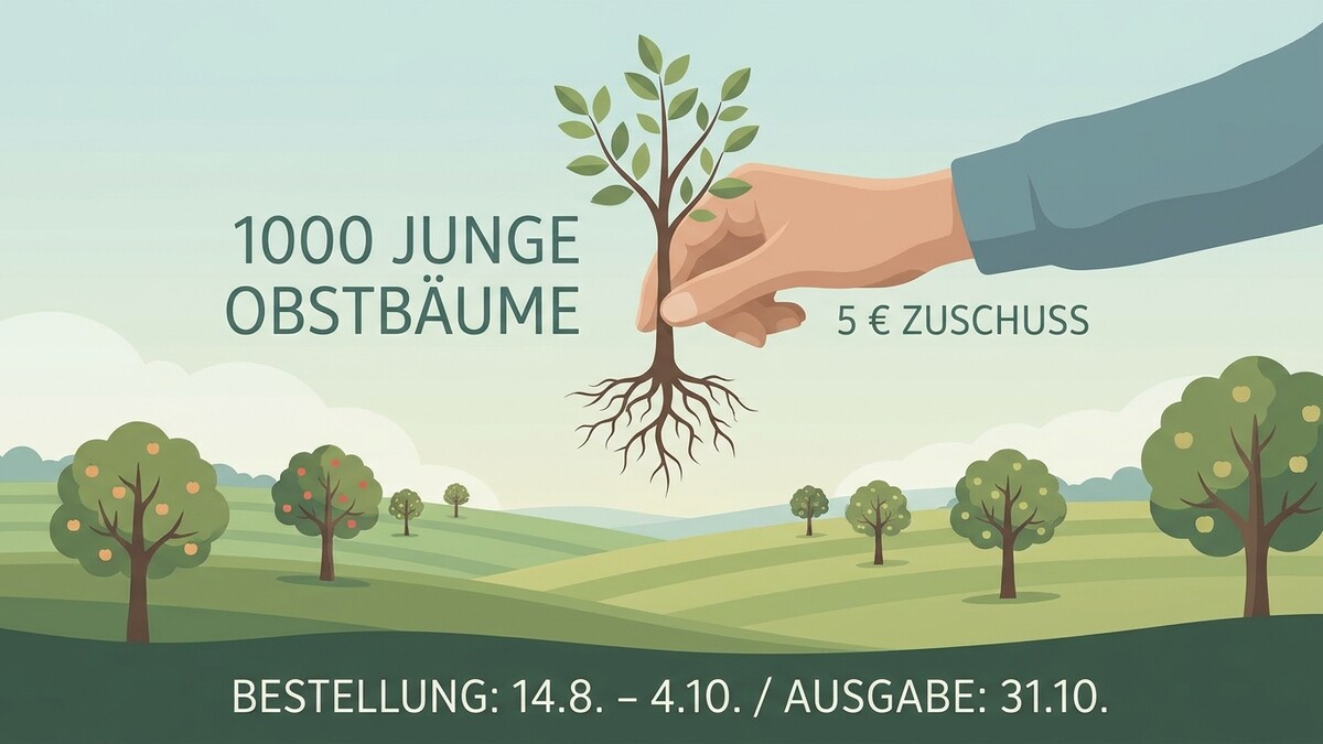 Junge Obstbäume mit Wurzeln, gehalten von einer Hand, vor einer Landschaft mit Obstbäumen