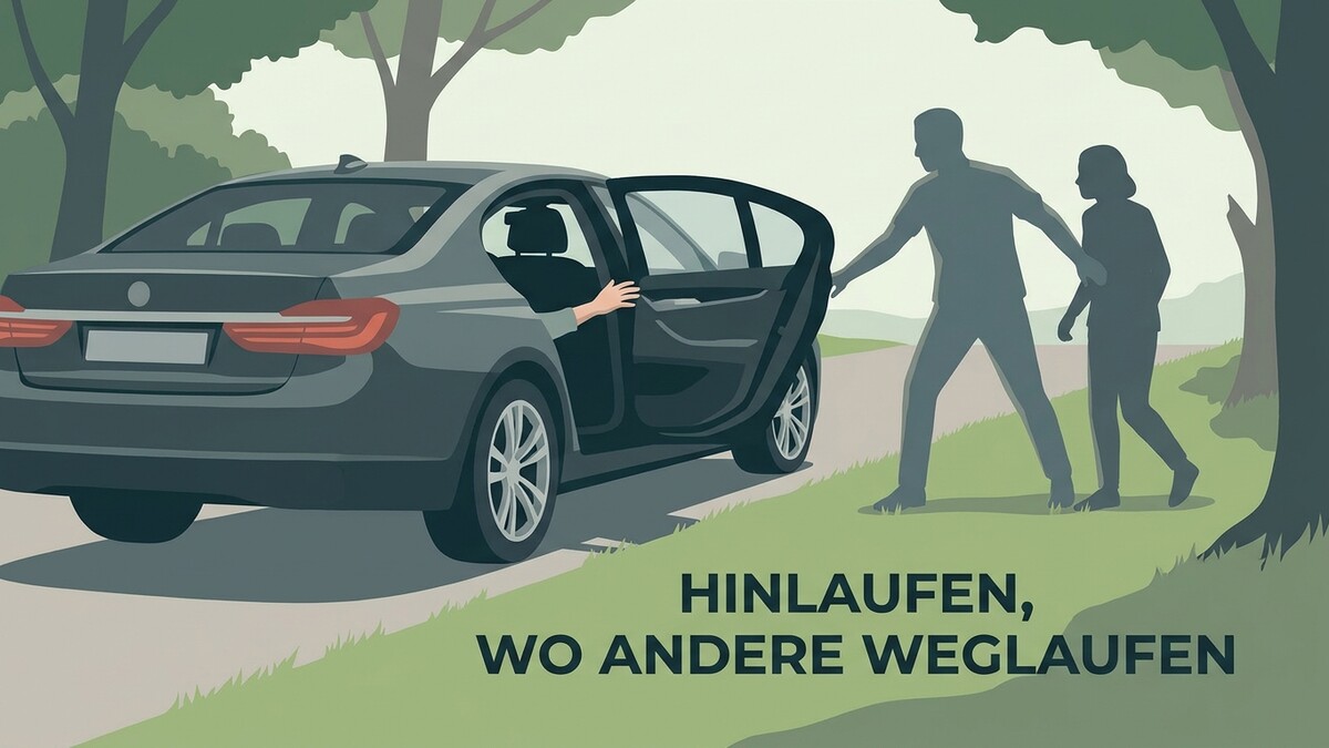 Graues Auto mit offener Tür, Mann und Kind gehen weg von ihm in ländlicher Umgebung.