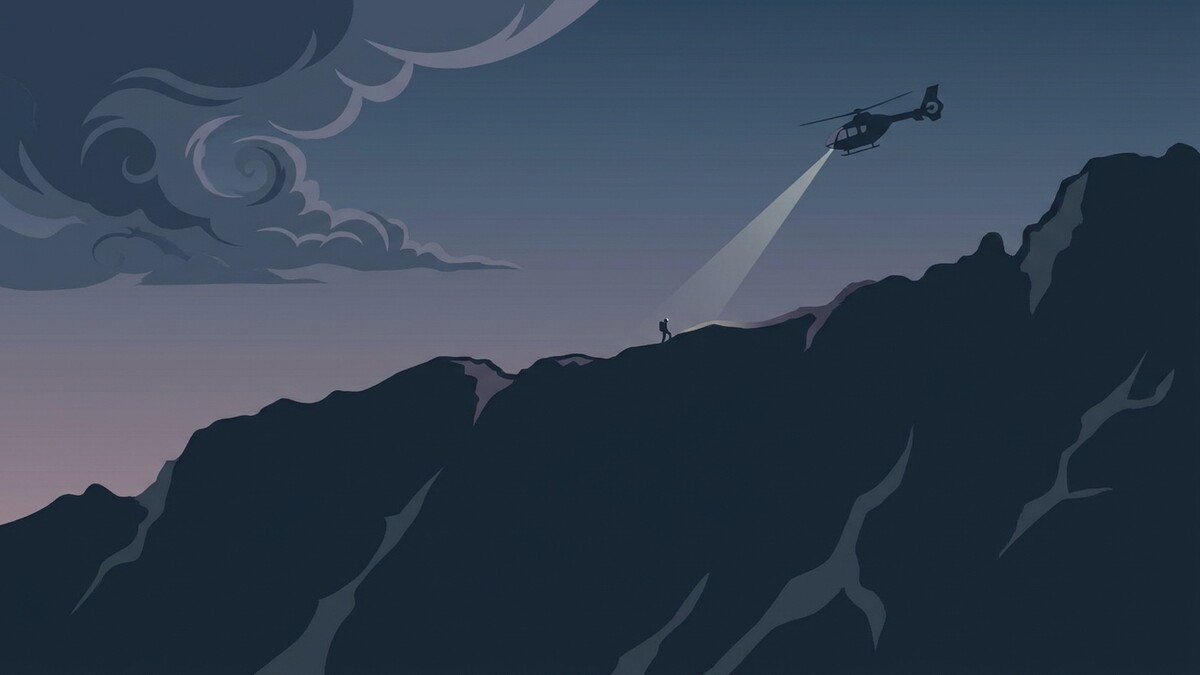Hubschrauber leuchtet Bergsteiger auf Berggipfel in den Alpen an