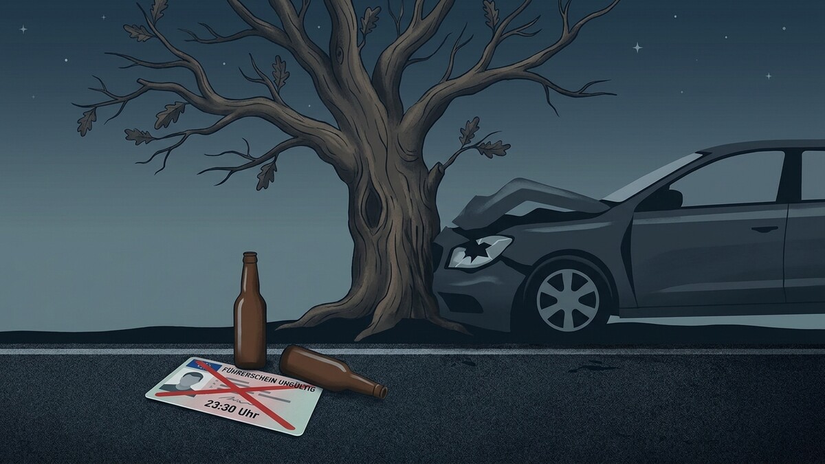 Alkoholunfall: Führerschein ungültig, Bierflaschen und ein Baum neben einem Unfallauto auf der Straße