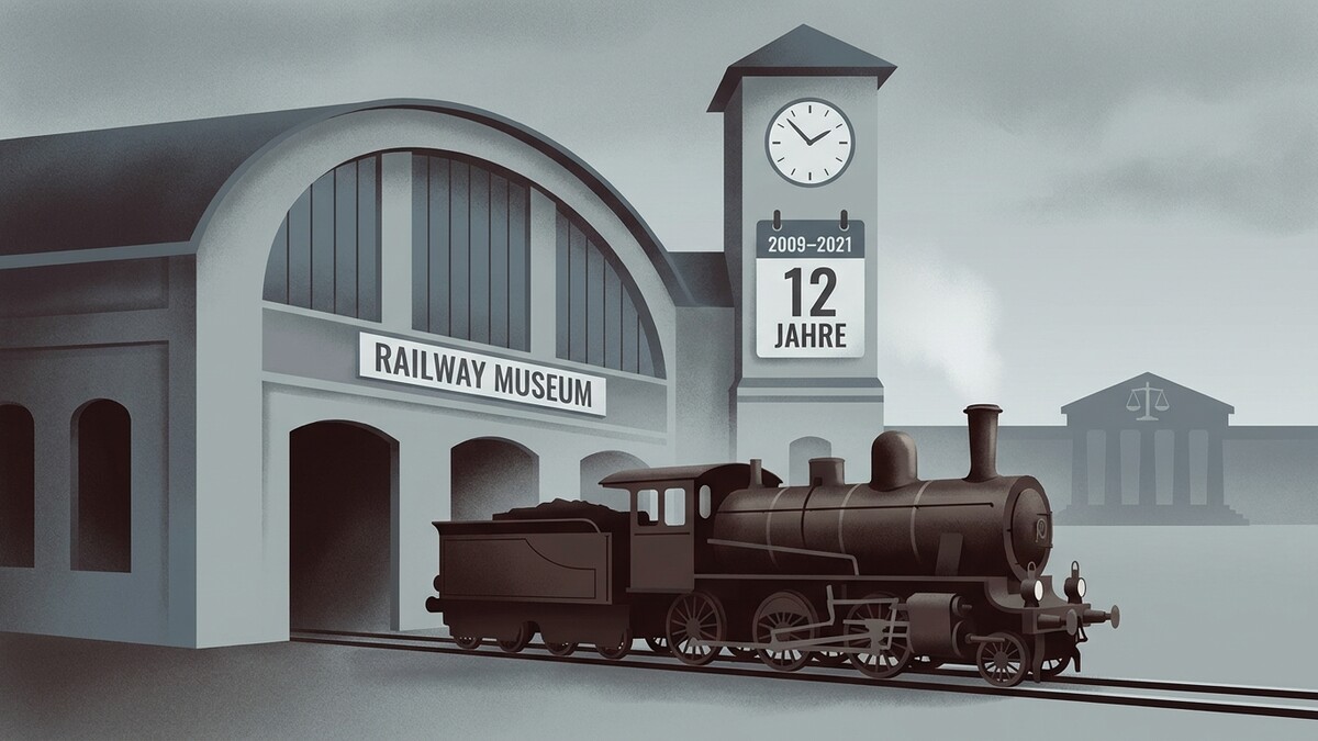 Dampflok vor Railway Museum mit Uhrturm und Justizgebäude