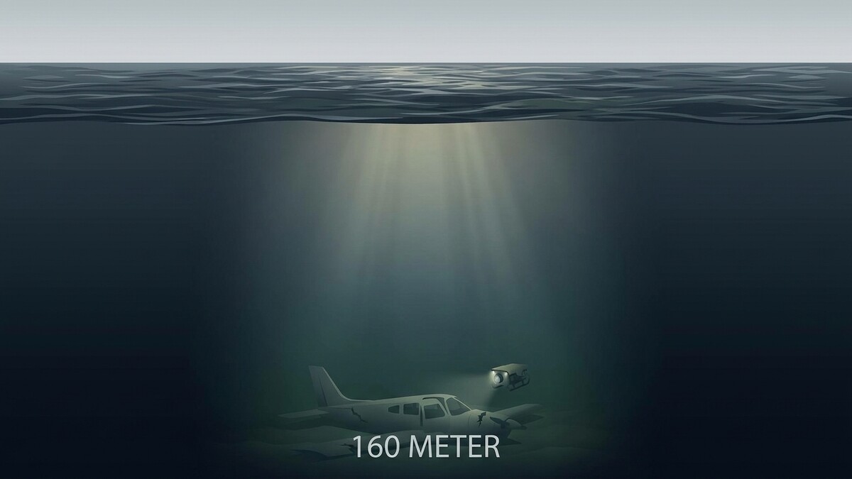 Flugzeugwrack und ROV in 160 Metern Tiefe unter Wasser