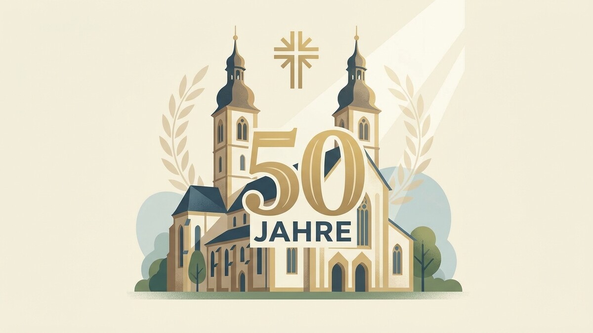 50 Jahre Jubiläum: Zwei Kirchtürme, goldene Zahl 50 und Kreuz-Symbol
