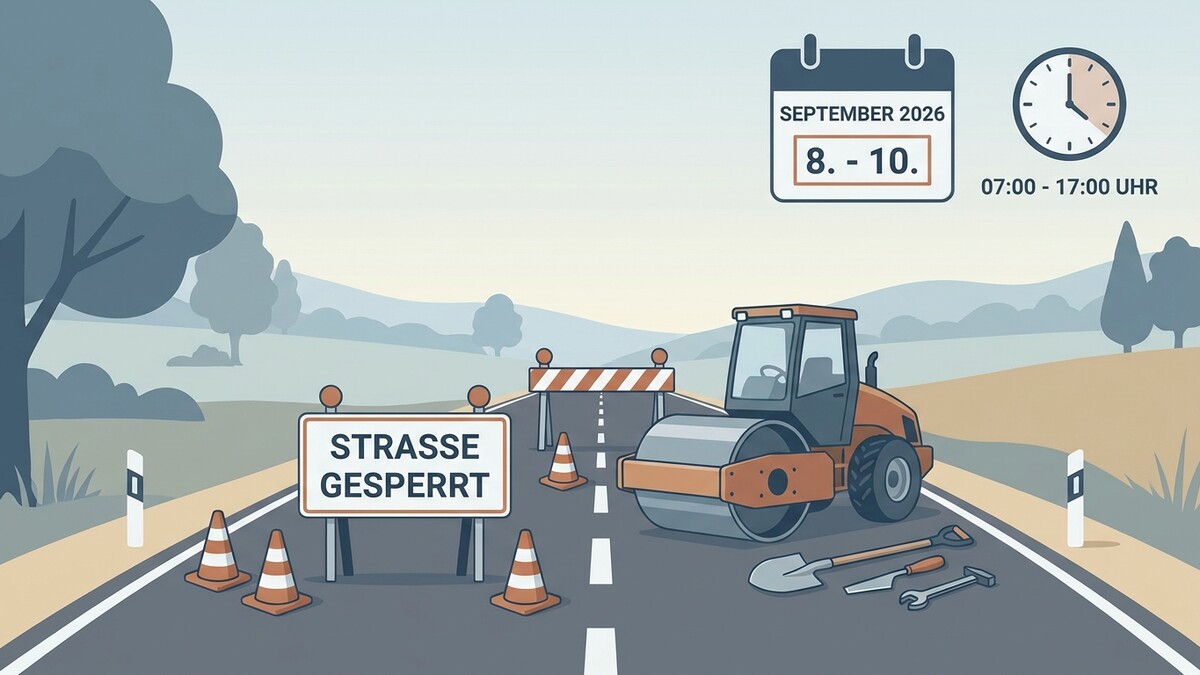 Straßensperre mit Dampfwalze und Werkzeug im ländlichen Gebiet.