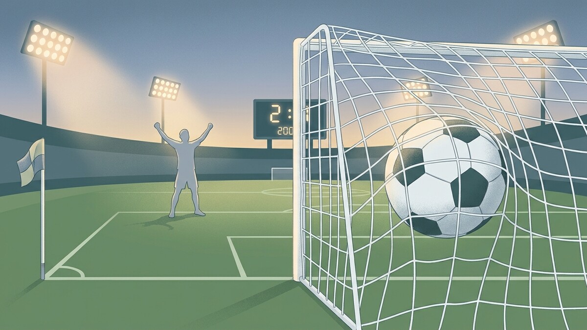 Fußball im Netz vor jubelndem Spieler und Anzeigetafel im Stadion