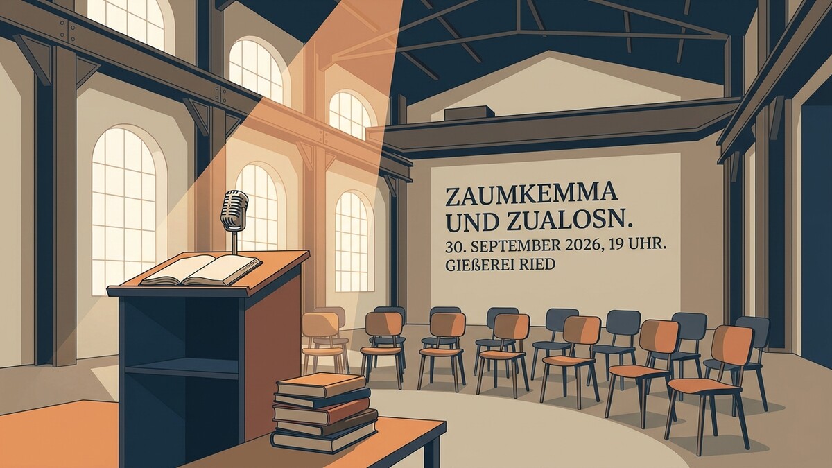 Bühne mit Mikrofon, Büchern und Stühlen in der Gießerei Ried