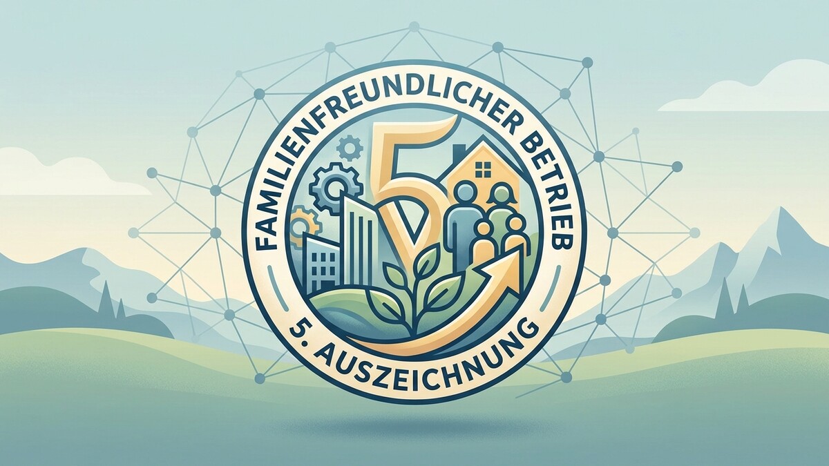 Familienfreundlicher Betrieb 5. Auszeichnung: Emblem mit Familie, Haus, Gebirge und Netzstruktur