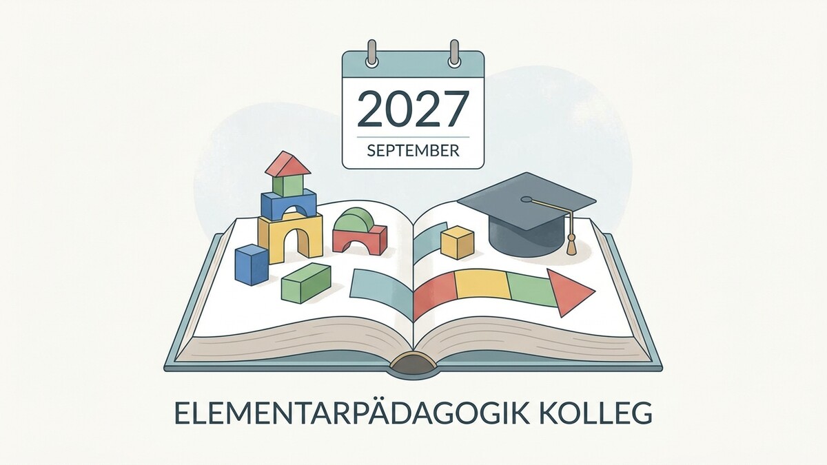 Elementarpädagogik Kolleg: Offenes Buch mit Bauklötzen, Maturantenhut und Kalender September 2027