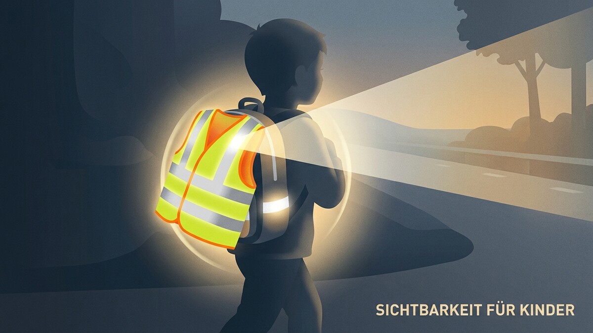 Sichtbarkeit für Kinder: Kind im Dunkeln mit Warnweste und Rucksack auf einem Weg