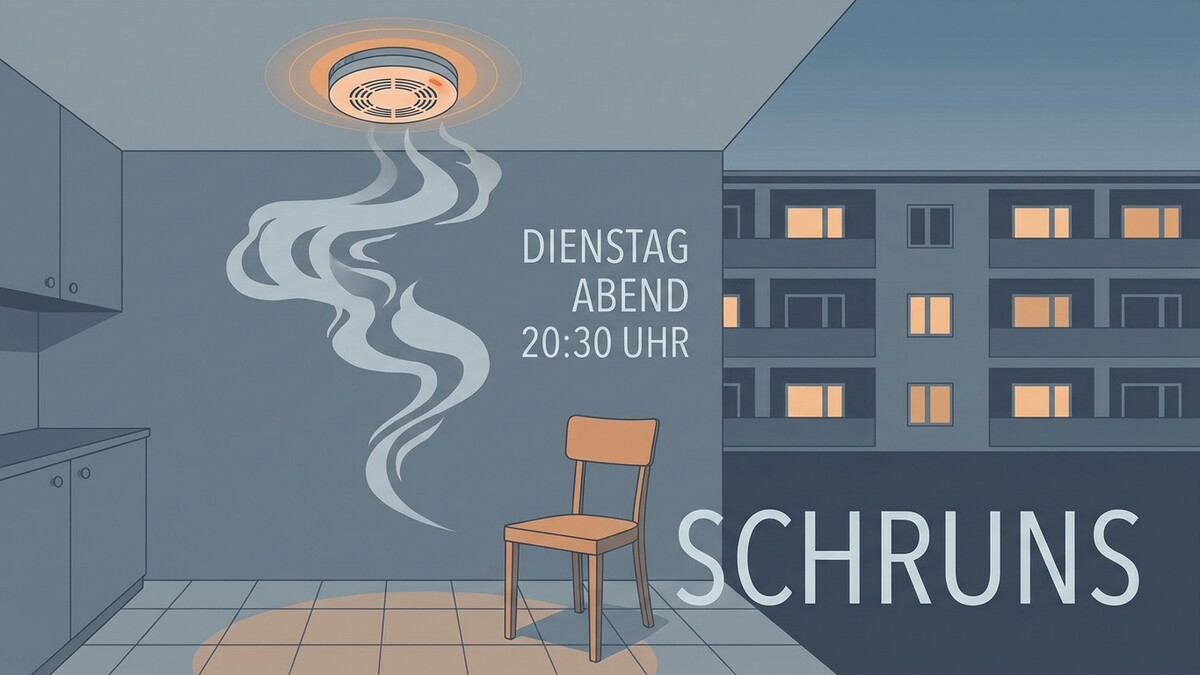 Rauchmelder warnt vor Rauch in einem Zimmer, neben einem Stuhl, mit Wohnhaus im Hintergrund.