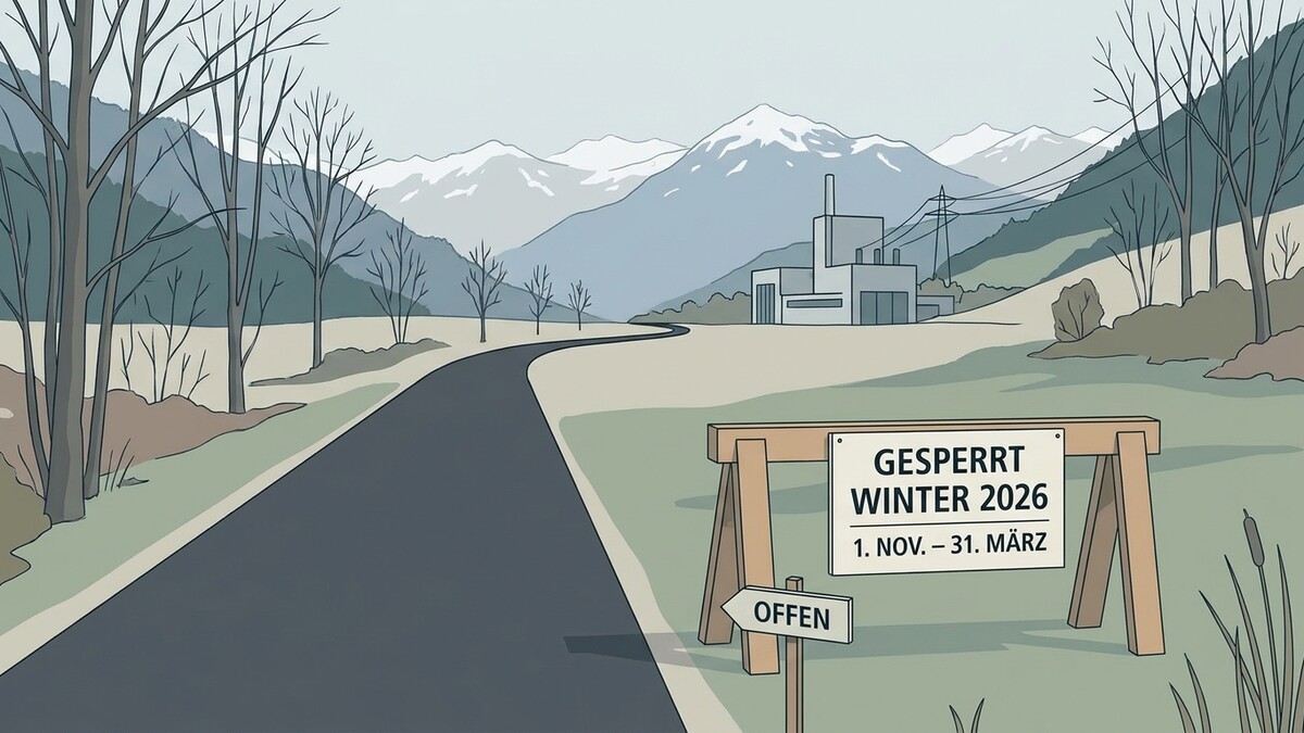 Sperrschild Winter 2026 mit Wegweiser "Offen" vor Bergkulisse und Industrieanlage