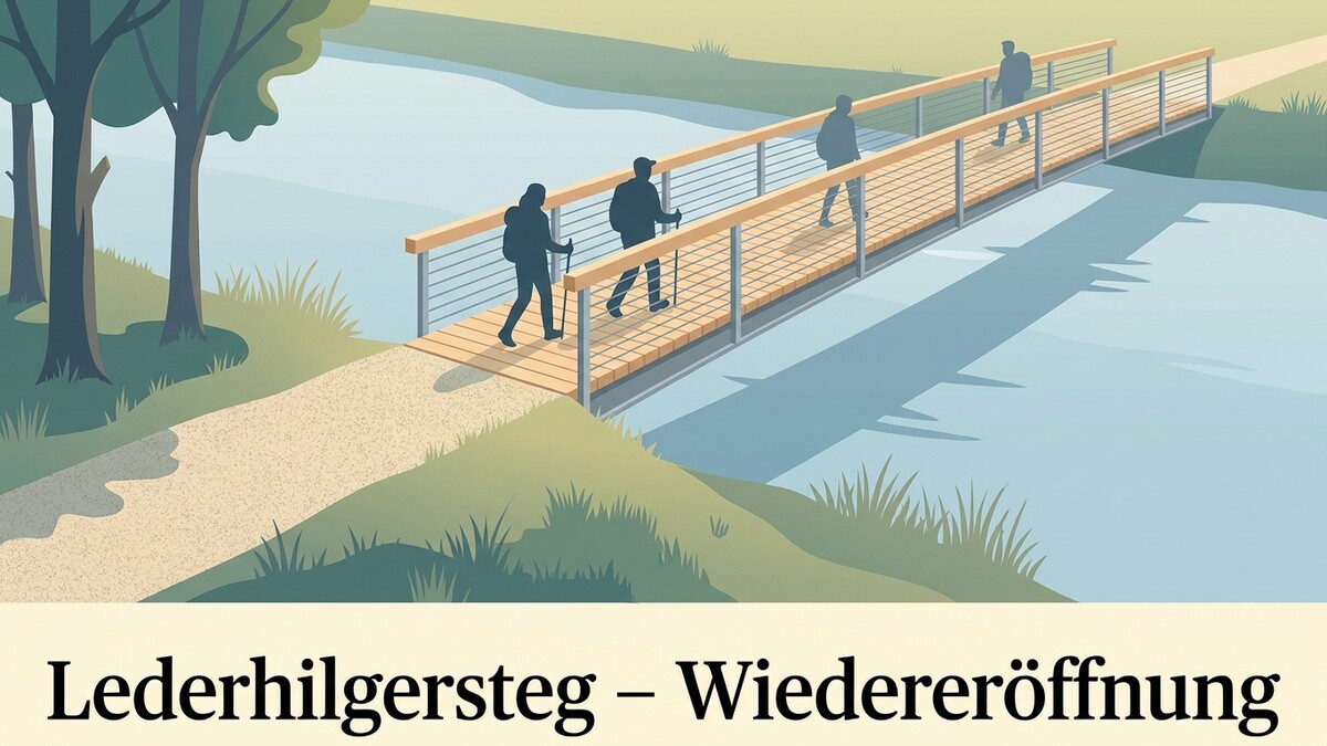Lederhilgersteg Wiedereröffnung: Wanderer überqueren Holzbrücke über Fluss in idyllischer Landschaft.