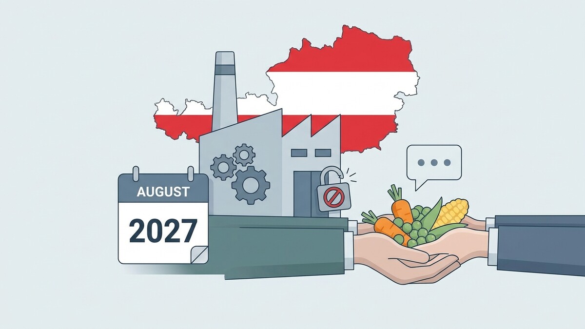 Österreich: Fabrik, Kalender August 2027, Hände mit Gemüse, Vorhängeschloss mit Verbotsschild