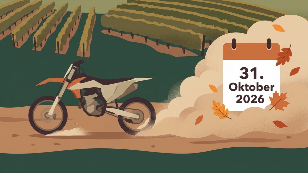 Motorrad fährt mit Staubwolke vor Weingarten, Kalenderblatt 31. Oktober 2026