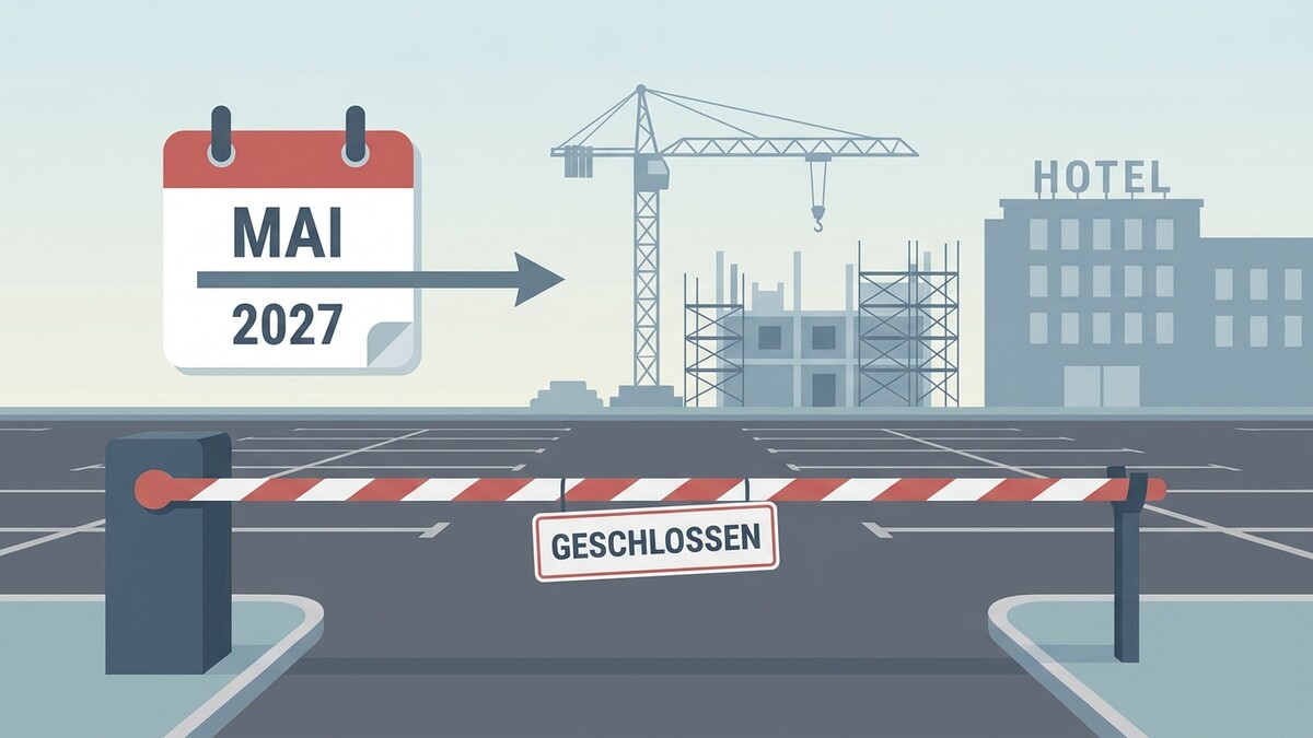 Mai 2027: Hotelbau mit Kran und geschlossener Schranke auf Parkplatz