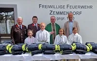 Feuerwehr Zemmendorf: Geistlicher segnet neue Ausrüstung für Mädchen und Burschen in Zemmendorf
