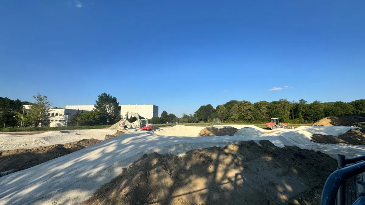 Baustelle mit Baggern und Radlader in Österreich, Erdbewegungen für Trails