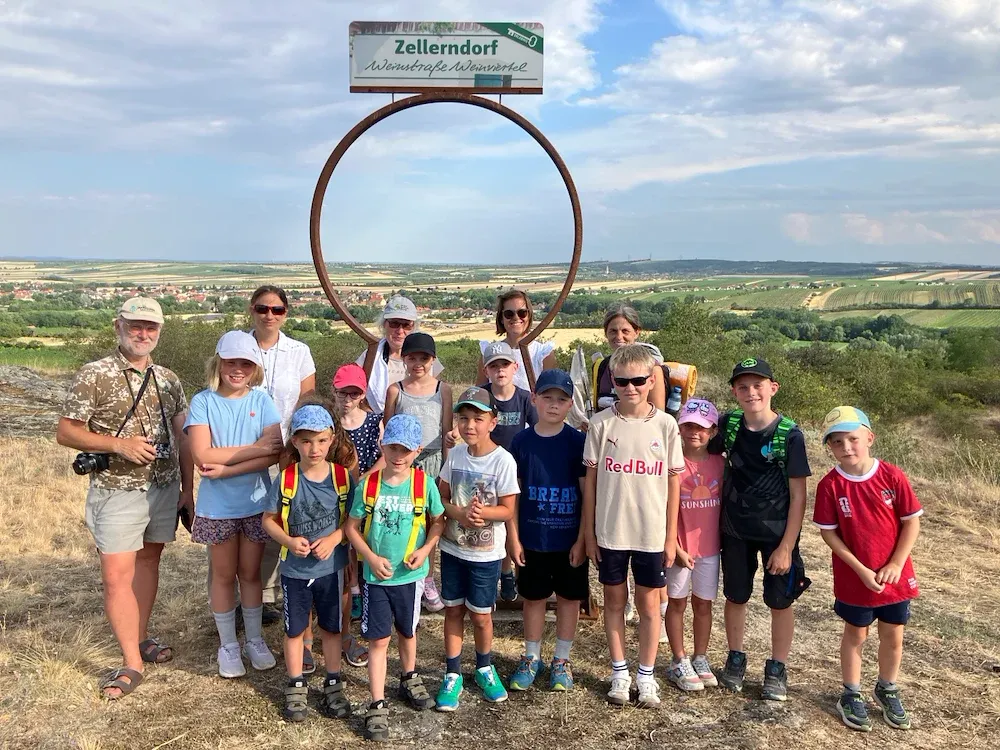Zellerndorf: Gruppe mit Kindern und Erwachsenen vor Weinterrasse und Aussicht