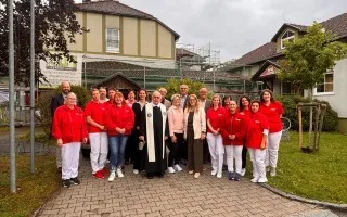 Pflegeheim St. Anna in St. Veit an der Glan: Mitarbeiterinnen und Mitarbeiter mit Bewohnern vor dem Gebäude