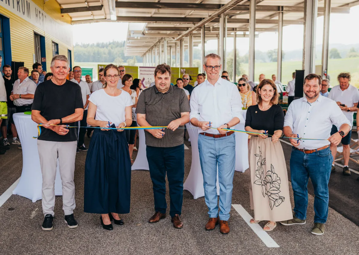 Eröffnung: Vizebürgermeisterin Petra M. mit Vertretern durchschneidet Eröffnungsband in Oberösterreich