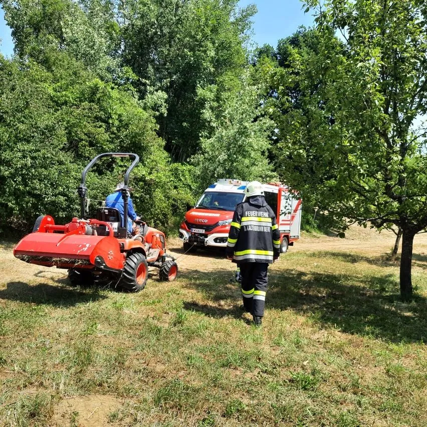 Feuerwehr-Einsatz in Kaltbrunn bei Graz: Mann auf Traktor und Einsatzfahrzeug