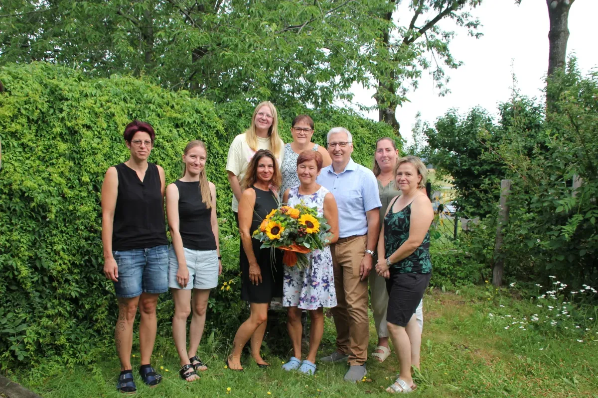 Gruppe von Personen mit Blumenstrauß im Garten in Österreich