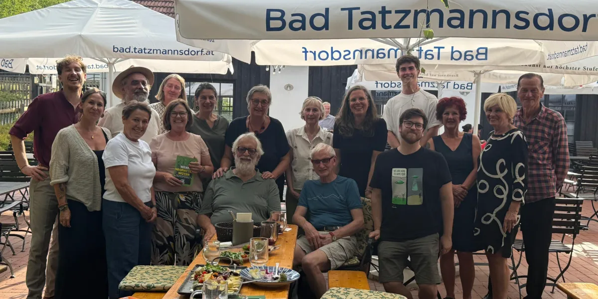 Gruppe von Menschen vor dem Schild "Bad Tatzmannsdorf" in Österreich