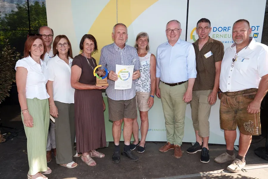 Dorf- & Stadt-Held-Preisverleihung in Erneuerungs-Gemeinde mit Preisträgern und Ehrengästen