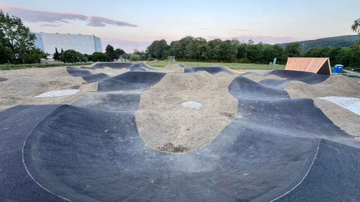 Pump Track in Österreich mit Wellen und Kurven aus Asphalt und Erde