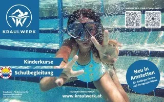 Kind mit Taucherbrille winkt unter Wasser im Schwimmbecken von Amstetten.