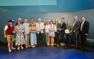 Weinpreis Niederösterreich: Geehrte Personen mit Auszeichnungen auf der Bühne in St. Pölten