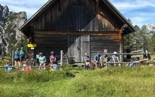Alpenhütte mit Wandergruppe in der Steiermark, Österreich