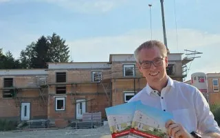 Bürgermeister Thomas Steiner präsentiert Wohnbauprojekt in Perg, Österreich