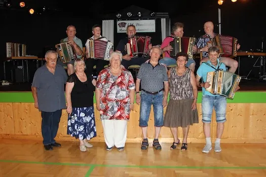 Volksmusikgruppe mit Harmonikas auf Bühne