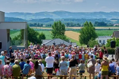 Schulveranstaltung in Niederösterreich mit vielen Kindern und Erwachsenen vor ländlicher Kulisse