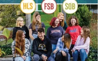 Schülerinnen und Schüler der HLS, FSB und SOB lachen gemeinsam im Freien in Österreich.