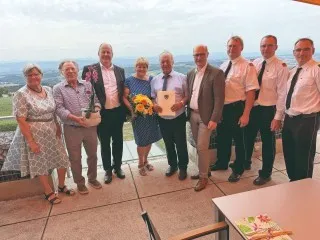 Feuerwehrjubiläum in Oberösterreich: Geehrte und Ehrengäste posieren am Freisitz.