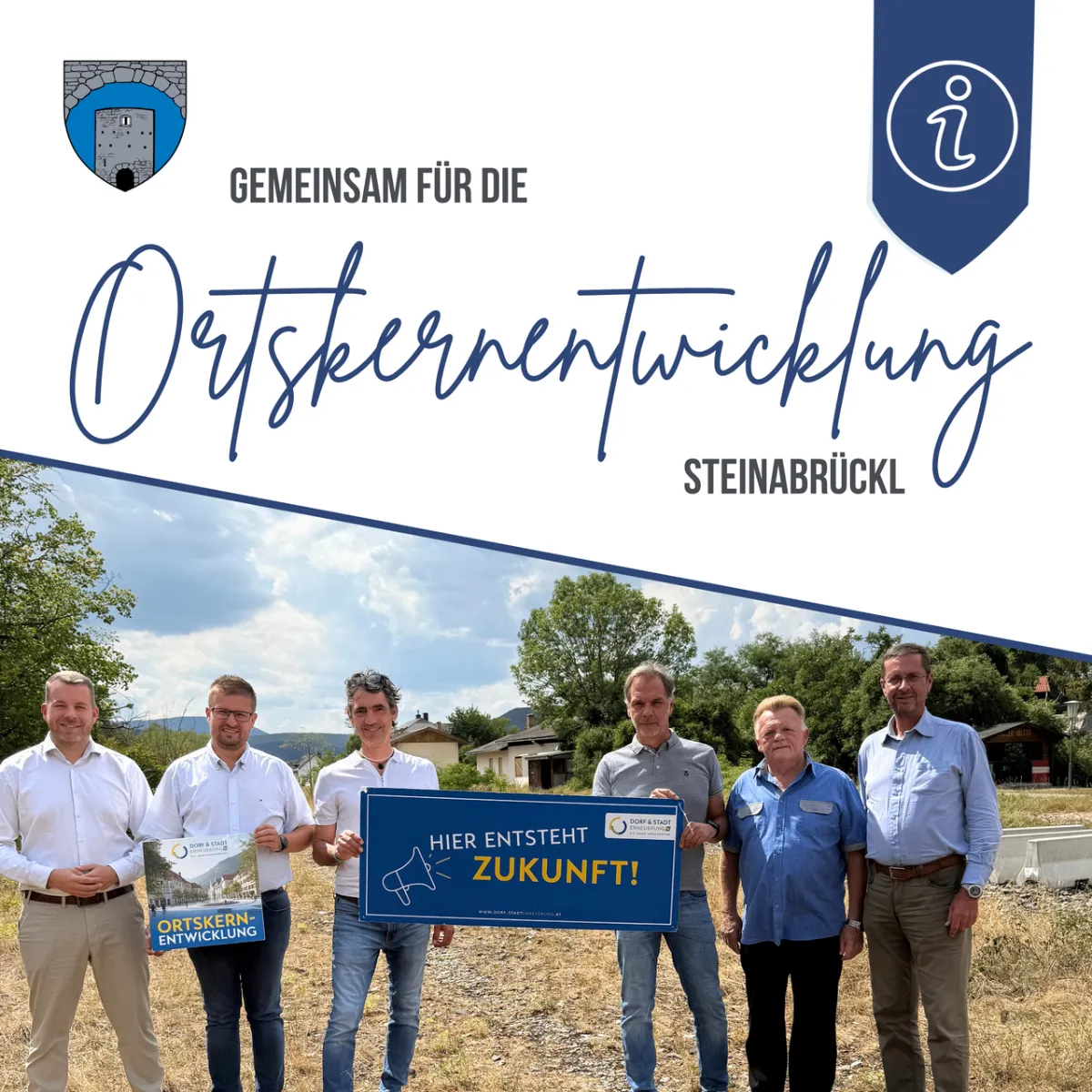 Ortskernentwicklung Steinabrückl: Sechs Männer stehen vor einer Baustelle und halten Schilder.