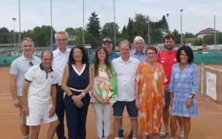 Tennisverein: Gruppe von Personen steht auf Sandplatz in Niederösterreich
