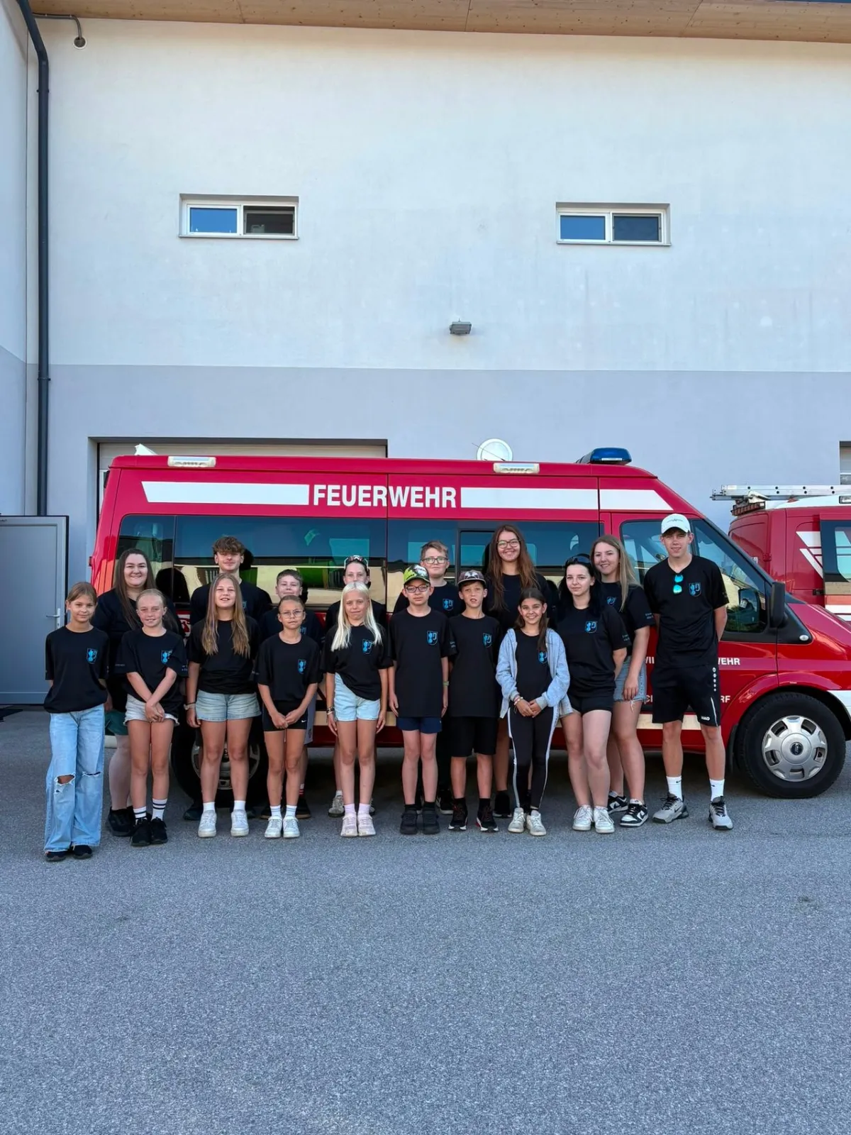 Jugendfeuerwehr mit Einsatzfahrzeug in Österreich