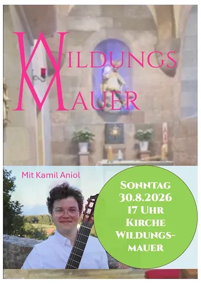 Kamil Aniol mit Gitarre vor Kirche Wildungs-Mauer am 30.8.2026