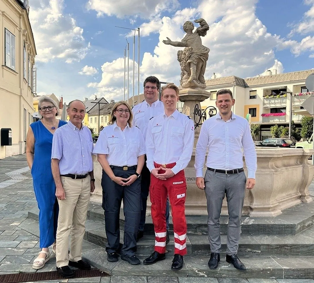 Rotes Kreuz Team mit Bürgermeister Franz M. am Hauptplatz in Wiener Neustadt vor dem Brunnen