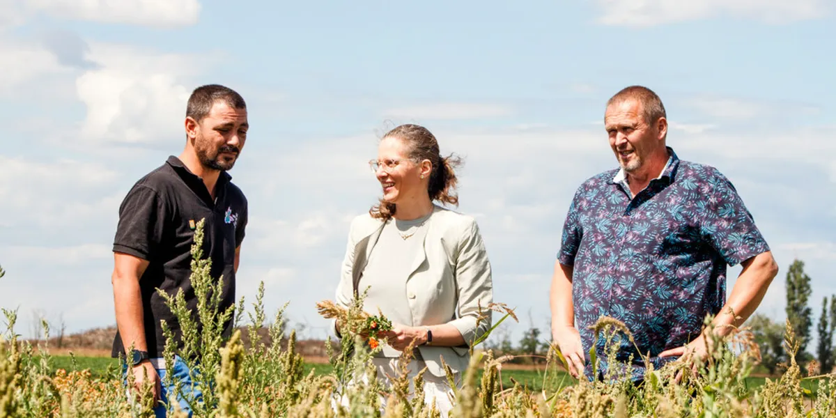 Landwirtschaftsministerin Elisabeth Köstinger und zwei Männer im Feld